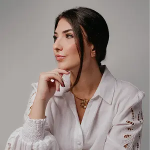 Dra. Isabela Nasser, Nutricionista Funcional da Clínica Innvicto, focada em emagrecimento sustentável e saúde da mulher